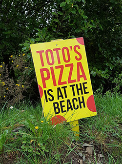 Toto's Pizza sign