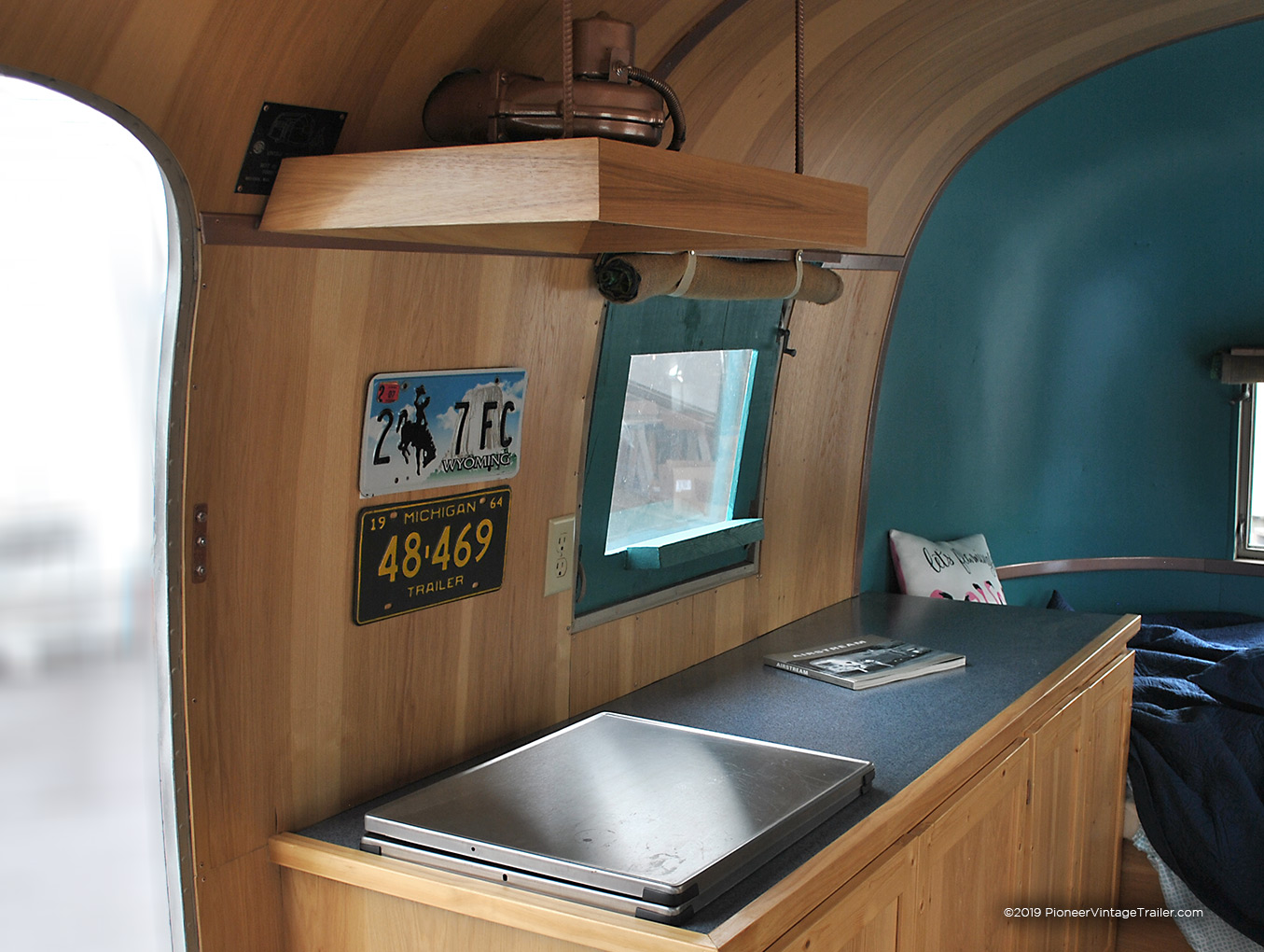 Airstream Safari '64 hickory wood interior