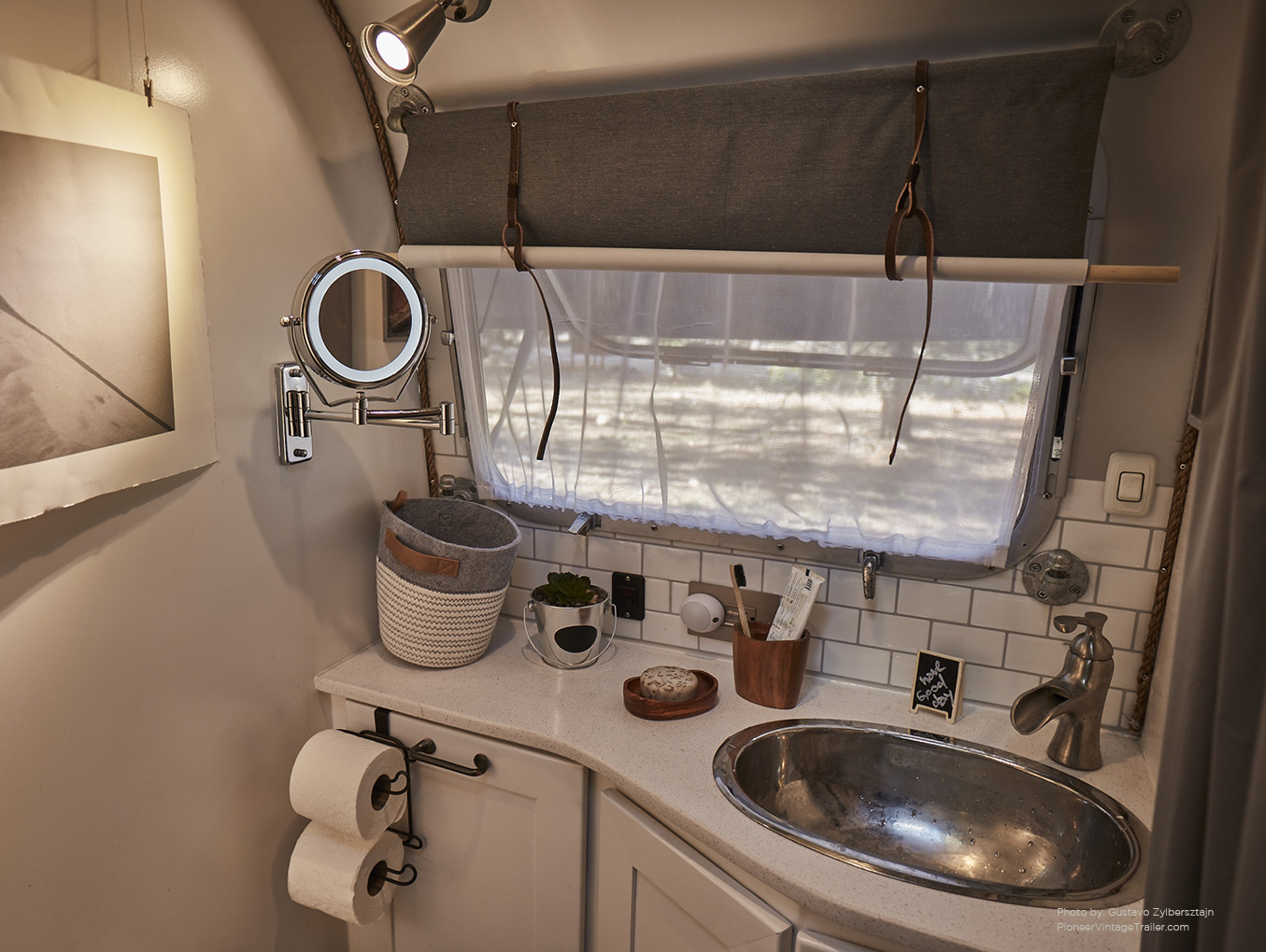 Airstream Excella bathroom - Gustavo Zylbersztajn
